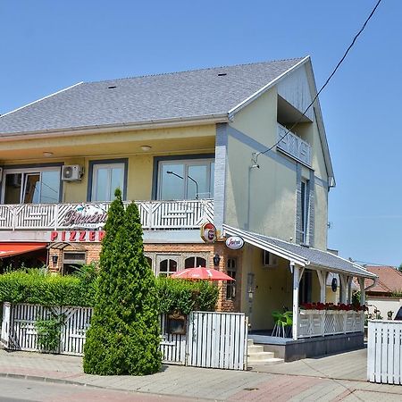 Clock Cafe Pizzeria Es Panzio Hotel Hajduszoboszlo Bagian luar foto