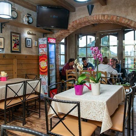 Clock Cafe Pizzeria Es Panzio Hotel Hajduszoboszlo Bagian luar foto