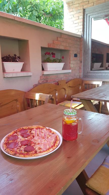 Clock Cafe Pizzeria Es Panzio Hotel Hajduszoboszlo Bagian luar foto