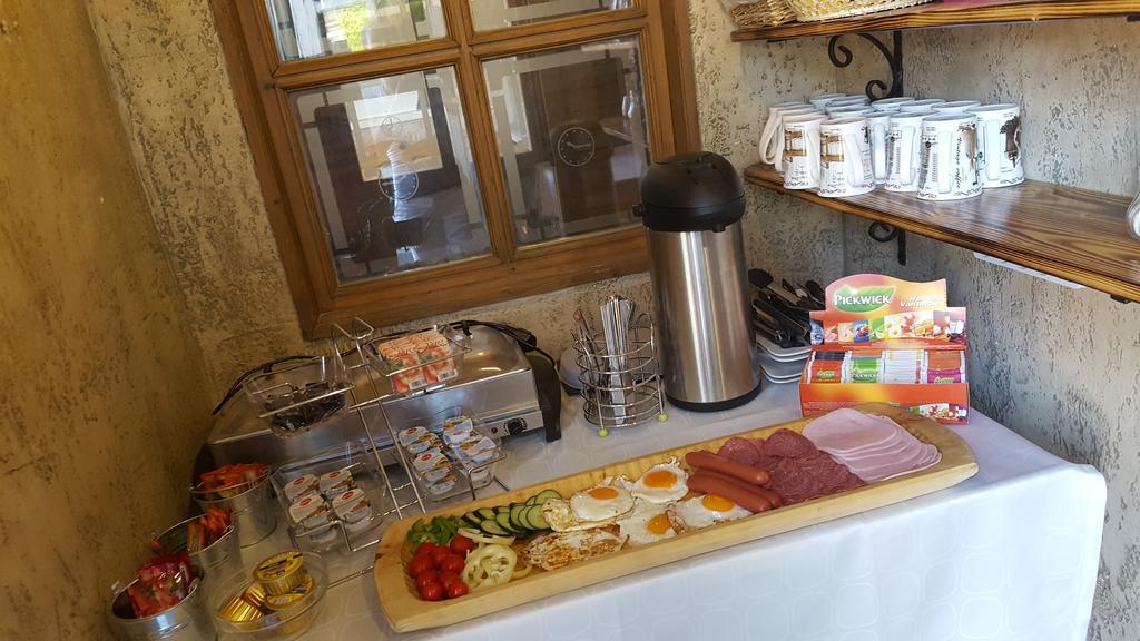 Clock Cafe Pizzeria Es Panzio Hotel Hajduszoboszlo Bagian luar foto