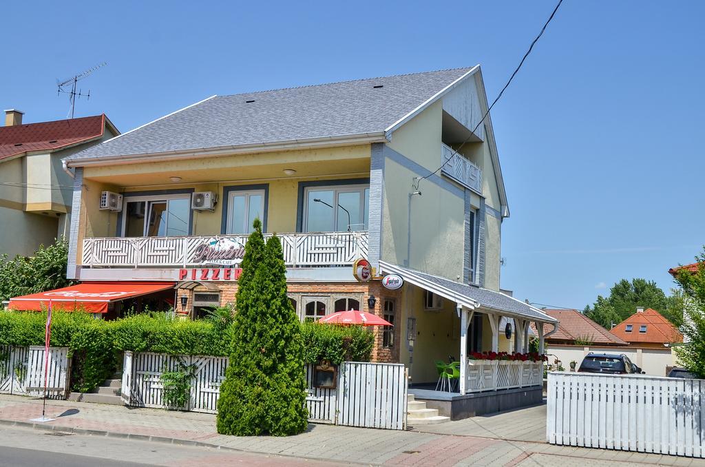 Clock Cafe Pizzeria Es Panzio Hotel Hajduszoboszlo Bagian luar foto