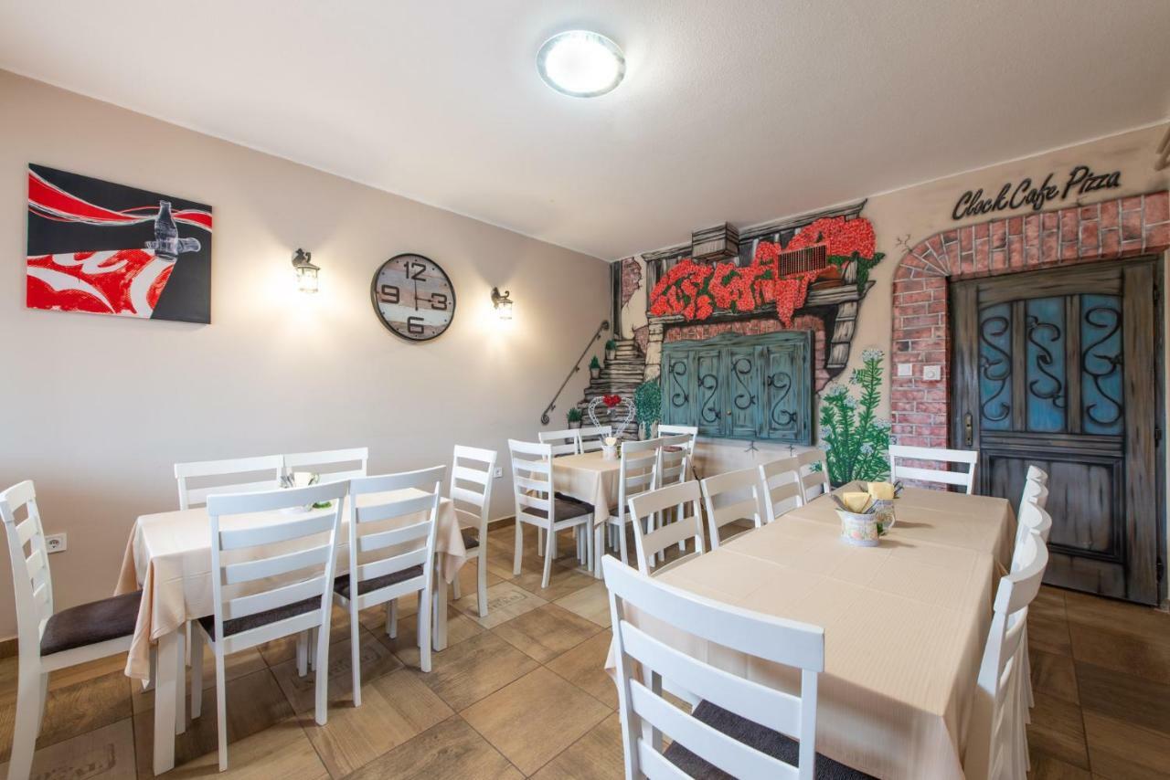 Clock Cafe Pizzeria Es Panzio Hotel Hajduszoboszlo Bagian luar foto