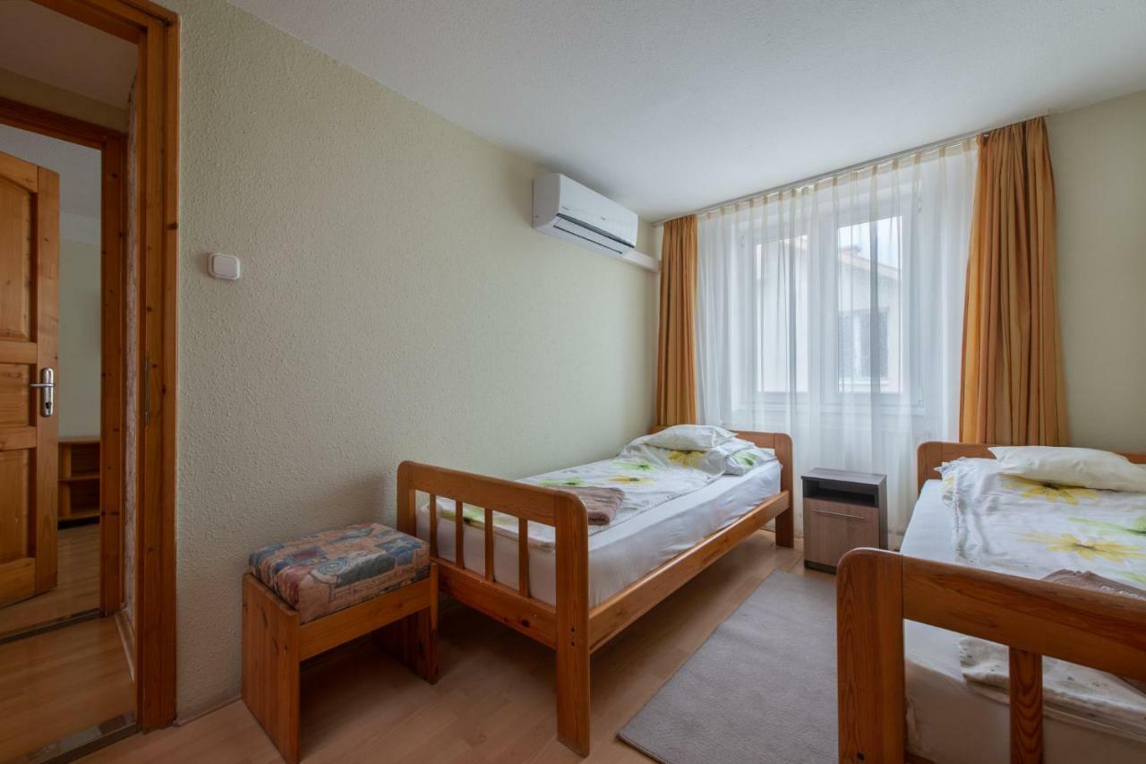 Clock Cafe Pizzeria Es Panzio Hotel Hajduszoboszlo Bagian luar foto