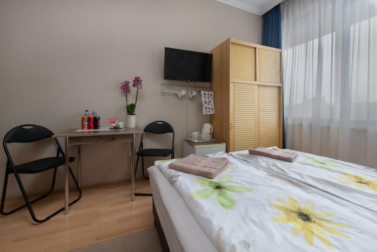 Clock Cafe Pizzeria Es Panzio Hotel Hajduszoboszlo Bagian luar foto