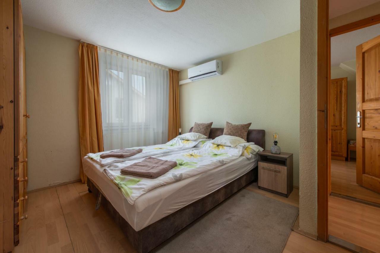 Clock Cafe Pizzeria Es Panzio Hotel Hajduszoboszlo Bagian luar foto