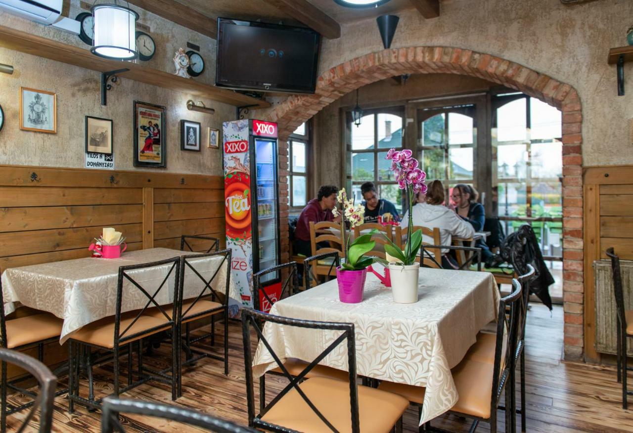 Clock Cafe Pizzeria Es Panzio Hotel Hajduszoboszlo Bagian luar foto