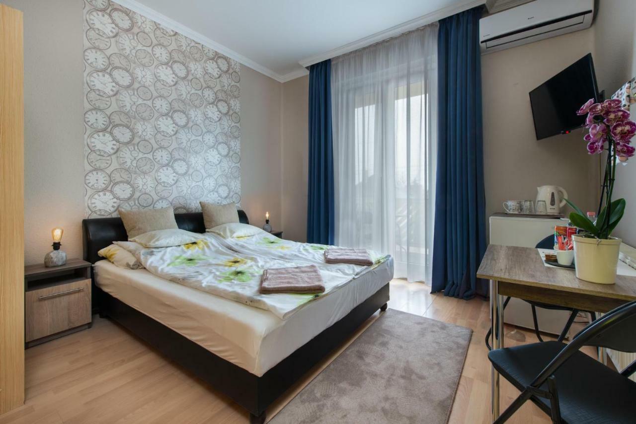 Clock Cafe Pizzeria Es Panzio Hotel Hajduszoboszlo Bagian luar foto